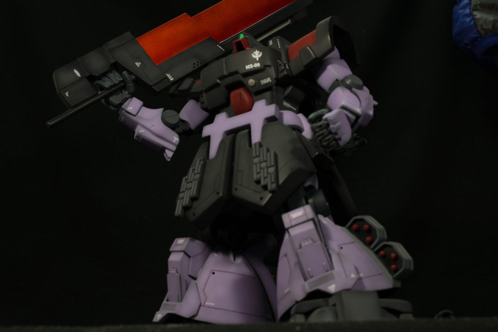 武器は大型ヒートサーベル、ラテーケンバズーカ、マシンガン、ミサイルポッド、シュツルム・ファウスト