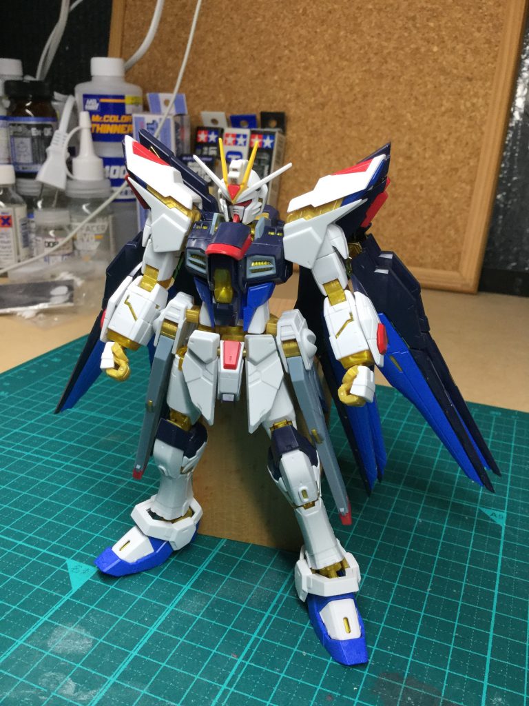 素組の状態です。
今回は全塗装と形状変更をする事を最初から決めていたので、自分としては恐ろしく丁寧にゲート処理などしてくみ上げました。
RGの完成度の高さを感じる見事なキットだと改めてかみ締める作業になりました。