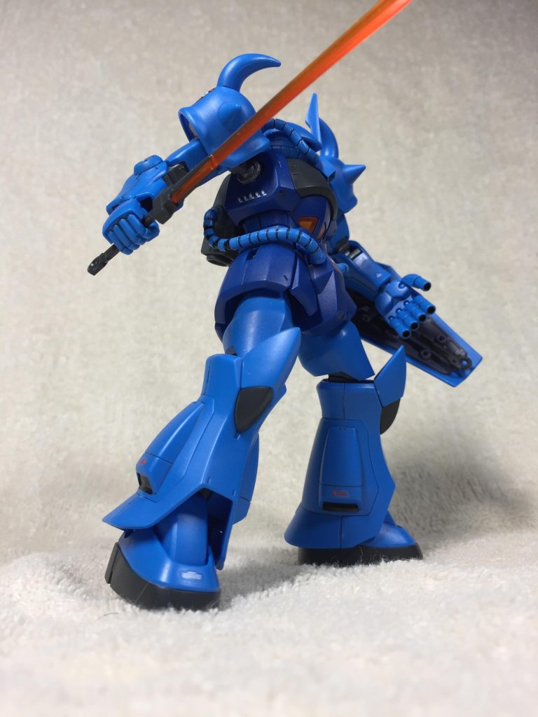 ガトリングはそのままだとグラグラと落ちつかなかったので、持ち手の部分に出っ張りを作り、手の溝にはめこめるようにしました。更に肩の軸を瞬間接着剤で太らせてヤスリで整えることで、可動範囲をそのままに保持力を強化することに成功しています。
お手軽に保持力UPできて失敗した際のやり直しも簡単なので、プラモ初心者の方でもできる手段として有名です。