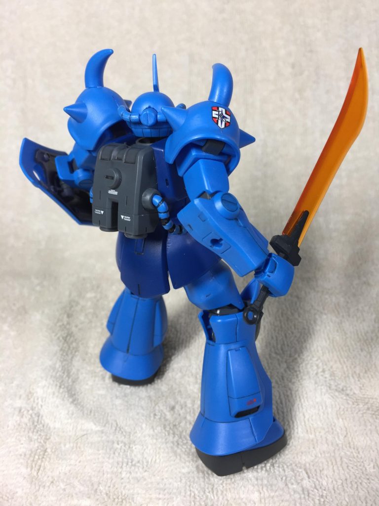 製作は2017年の10月くらい。内容は完全に素組みで、色の足りない部分を一部塗装したのみ(マーカー塗装)。あとはデカール貼りをしてつや消しトップコートを吹きました。
このグフは10年ぶりに手を付けたガンプラで、進化を実感するとともに、10年前の自分にはできなかったことをしてみようと、上記のような手の加え方に挑戦してみました。かなりキレイにできあがったのでお気に入りです。