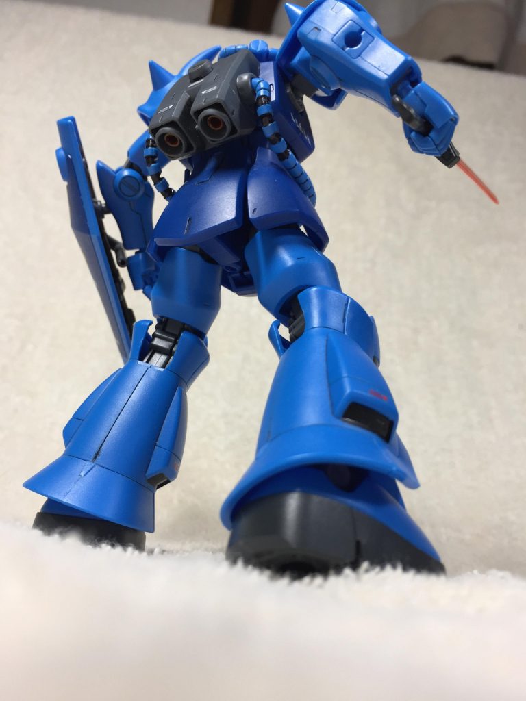 背中の広いMSでそのままでも惚れ惚れしますが、部分塗装をすると更にかっこいいですね。
トップコートが吹けない環境の方は『メラミンスポンジ(激落ちくん)』で表面をこすると、表面がうすーーく削られることでキズがつき、おもちゃ独特のテカリを美しく消してくれるのでオススメです。このスポンジひとつでかなり重量感が出るのでやってみてください。
ここまで見ていただきありがとうございました。