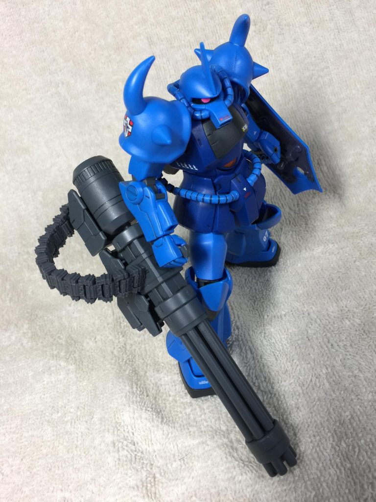 巨大な試作ガトリングは本来片手で保持するには無理がありすぎる。しかし、グフの各部位の耐久性や材質の器用さはザクのそれとは違うのは知っての通りで、それを承知の上でこのリスクを無視。左手に盾を構えさせ、この行き過ぎた重量武装が実戦でどれほどの効力を発揮するのかがテストの主題だった。
先行生産型グフの弱点は器用さの収縮だったが、これは輪をかけて不器用であり、初めは上層部からの期待は芳しくなかった。だが、その期待とは裏腹に連邦との実戦を兼ねたテストは複数回行われた。その理由は、各戦闘ごとにおそろしい戦績を叩きだしたその『ガトリング』にあった。
見るからに巨大なそれは、発射される弾丸の大きさと速度、更にグフそのものの反動に対する安定感とが重なり、相手方の防御のことごとくを破壊・粉砕したのである。1回目のテストを目の当たりにした者達は、戦地から回収されたジムの腕を見るや、まるで殴りつけられたような弾痕の凄惨さにたまらず絶句したという。