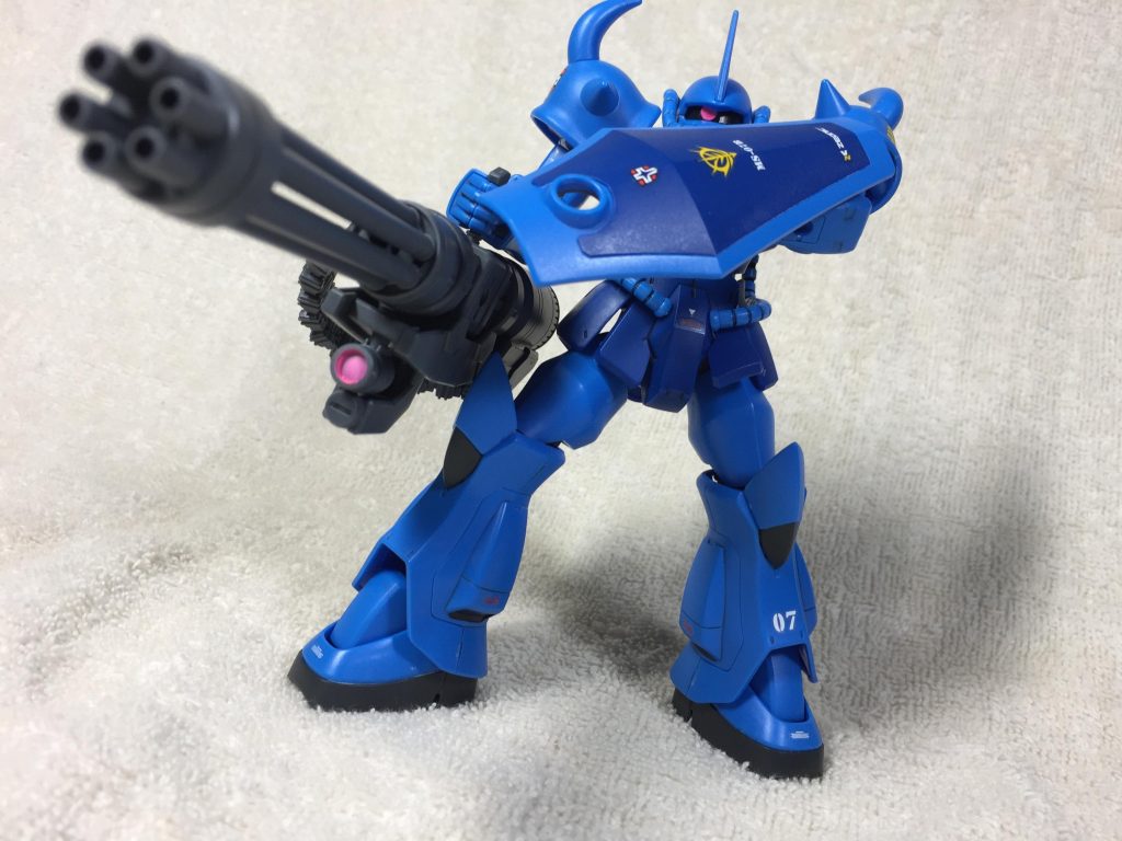 またパイロットも優秀だったのも追い風だった。テストに参加したパイロット3名は、全員がランバ・ラル隊配属の予定だった者達、つまり、それに値するだけの腕を認められた者達なわけであり、その戦い方は当時の常軌を逸してたとのこと。
有事の際にはヒートサーベル・ヒートロッド・フィンガーバルカンの使用が全面許可されていたが、彼らはそれらに頼らず、すべてを盾でしのぎきった。試作ガトリングを射撃中は常に盾を前方に、斜めに構え、できる限りコックピットとエンジンを守るよう努めていた。この構え方は相手の弾丸や瓦礫の破片などを『受け流す』のにうってつけの構えなのだが、当時これを実戦できていた者は極めて少なかった。また、相手に奇襲される、接近されるなどした場合にも冷静に対応、盾の面部分や先端で打突したり、時にはガトリングの巨大さと重量、頑丈さにモノを言わせて振り回したり思いきり殴りつけたりして無理矢理に撃破したという。