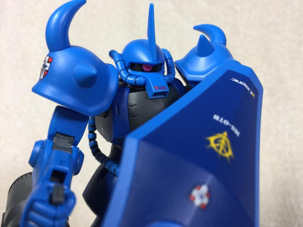 ただし欠点も浮き上がった。もっともな欠点は盾の位置と、重量故に走ろうとしても速度が出ないことだった。テストに参加したパイロット達はその都度互いの情報を交換し合い常に状態を同じにし続けていたため、鈍足からくる目立った支障は見当たらなかったが、それでも歩く速度がまずもって遅くなりがちだった。
盾については、グフそのものの取りつけ位置が腕の肘部分という、近接を主としたMSにはある種避けられないものだったのだが、彼らはこれを左手で逆手持ちすることで欠点をクリア。的が絞りやすくなったことで防御性能が上がり、全テストを終えて尚グフ共々全員生存していた。