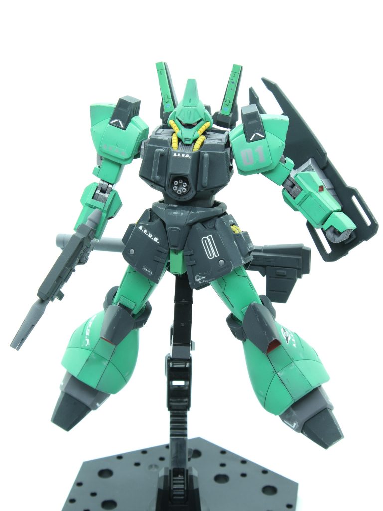 今回の目標は、ガルバルディβ特有のなめらかで女性的なフォルムを量産機らしい無機質さに崩す事でした
そのために重点的に足へモールドを入れてみたりコックピット横にガトリングを増設したりして、全体的な丸みを軽減してみたつもりです