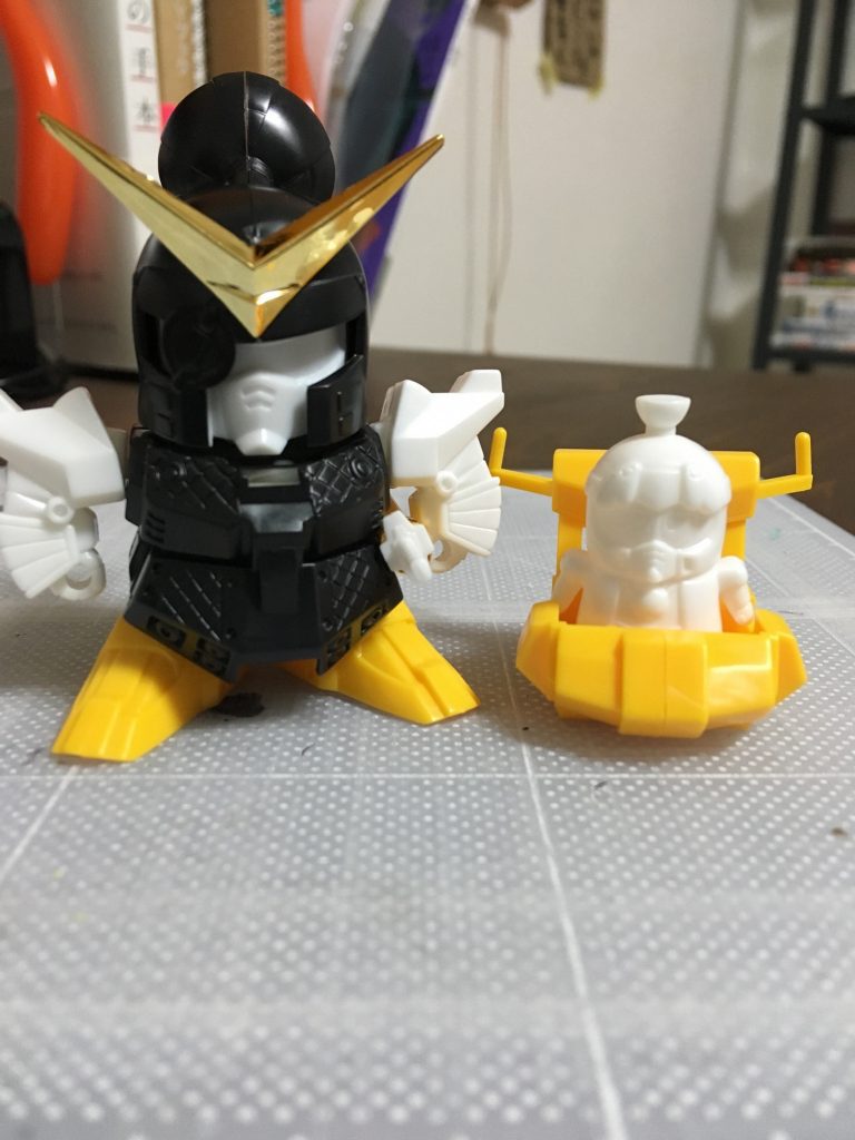 素組みはこんなのでした。
副将軍の鎧はまだ手つかずです…