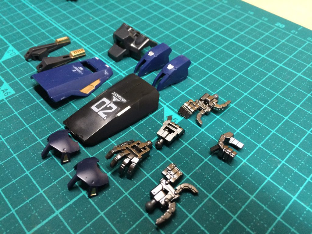 付属のデカールで補う金属色部分もマスキングにて塗装しました。
初めてだったのであまり綺麗にはできませんでしたが、自己満足度は比較的高いですね。