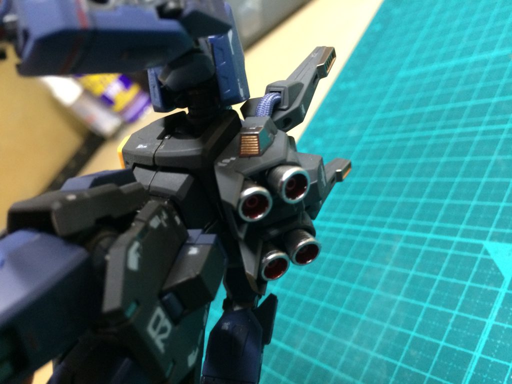 バックパックはイメージを損なわない程度に部分塗装を施しました。
あぁ・・・それにしても頭部のバリが目立つなぁ・・・。