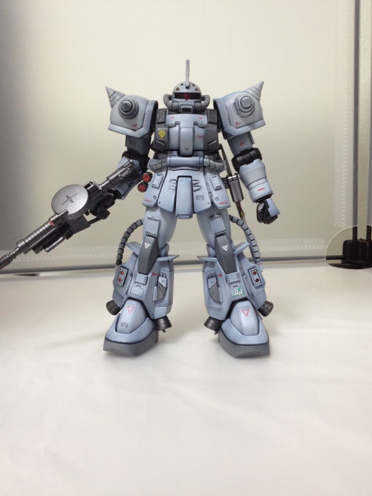 頭部、胴体、腕部、足首をF2ザク、脚部、バックパックはシン・マツナガ専用ザクから使用。塗装は黒サフ立ち上げからのガイアのスチールホワイト、ニュートラルグレーで塗装。