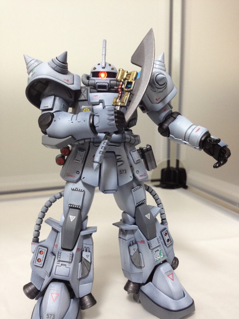 ヒートホーク装備。ガルマザクの物を使用。頭部はFS型ザクにシン・マツナガが搭乗していた設定があるので、穴あけ、バルカンを装備。