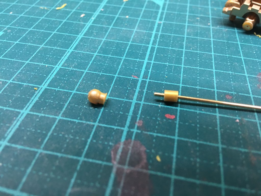 首の延長。
不要なゲートの端材を使い、真鍮線を通して接着し、首の長さを2mm延長しました。
何せそのままだと顎が引けないので。
これと同じ要領で足首を3mm延長してます。