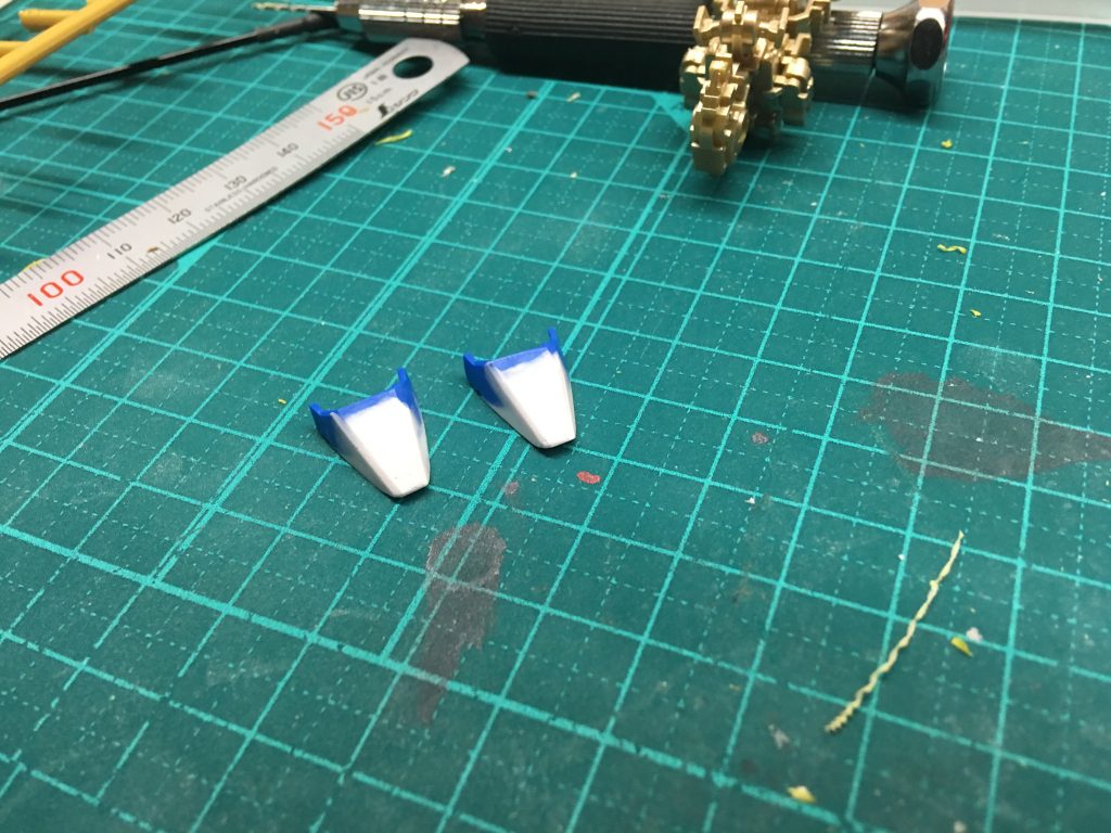 つま先の形状変更です。
プラ板とアルテコパテを使用して形成しました。
写真のものはまだ欠けや気泡の処理が終わってませんが、仕上げの時にはこれらは処理しました。
にしても、同じものを二つ作るというのがこんなに難しいということを、この時初めて思い知りました。