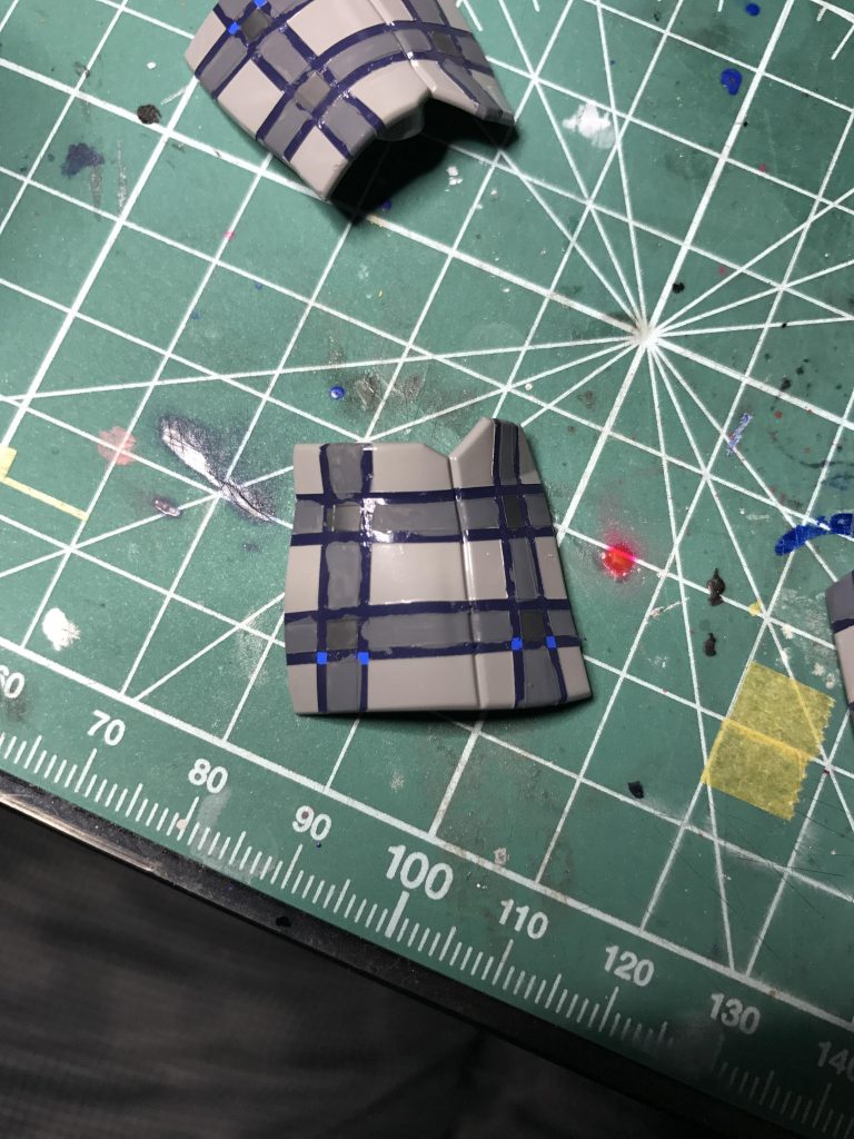 スカートのチェック模様は、粗いですがマスキングやエナメルの筆塗り・拭き取り等で頑張りました。