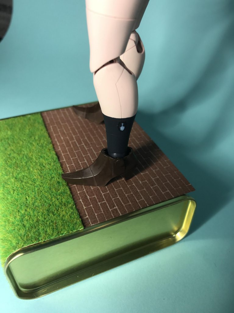 胸元と靴下には、あの壺が…