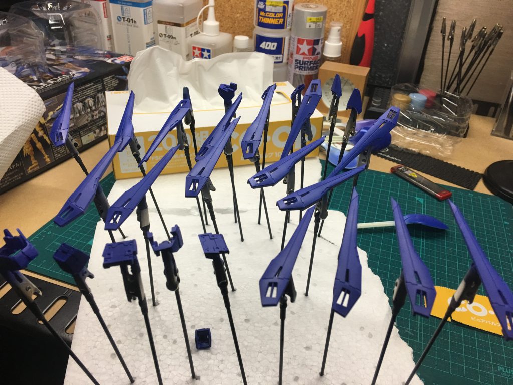 この羽の部分の作成が恐ろしく面倒で、塗装が終わった段階で2ヶ月ほど放置してしまいました。
同じものをいくつもいくつも作るのは本当に苦痛ですね。
ところでこの青なんですが、恐ろしく拘って調色したのですが、金色同様今となってはどうやって作ったのか全然覚えてません。
今後はレシピを控えておこう・・・。
面倒くさがりのやさぐれモデラーのレベルなど、所詮こんなものです。