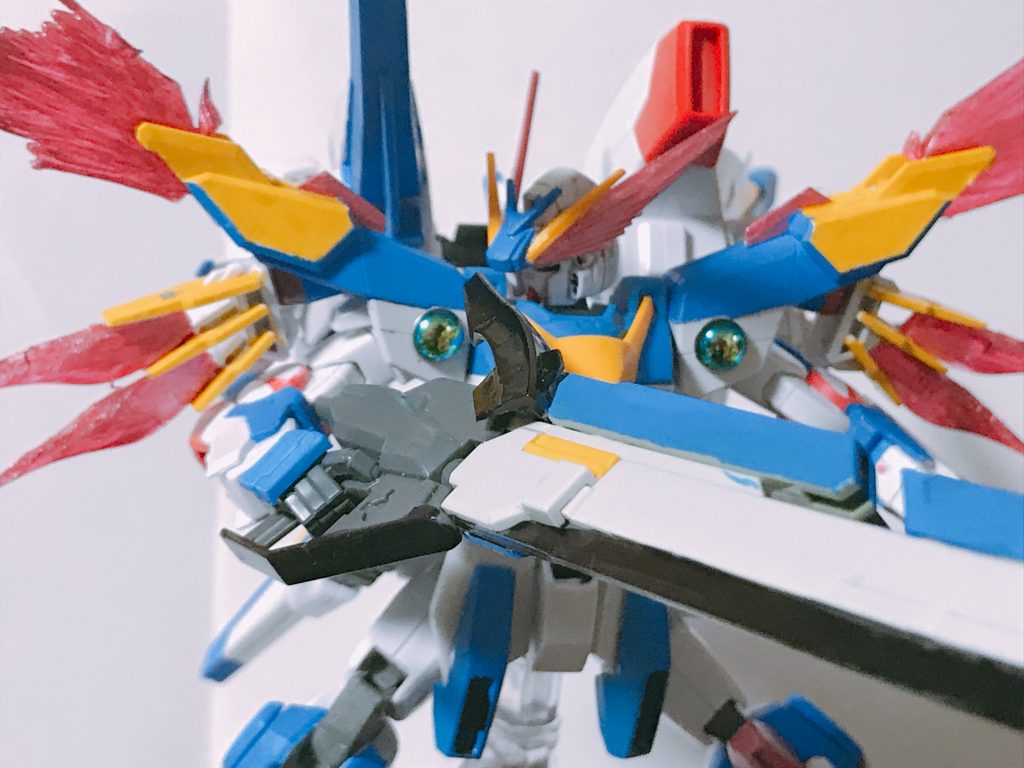 フライルーのブレードライフル使ってます。かっこよかったので。レールガン上部にはデスティニーのアレをつけて大型化。