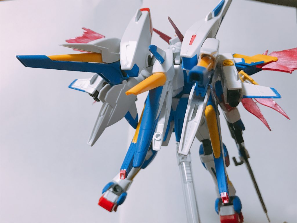 背面
アサルトバスターと、余っていたV2のコアファイターを貼り付けて、ミノフスキードライブ増設した感じに。お気に入りポイントです。