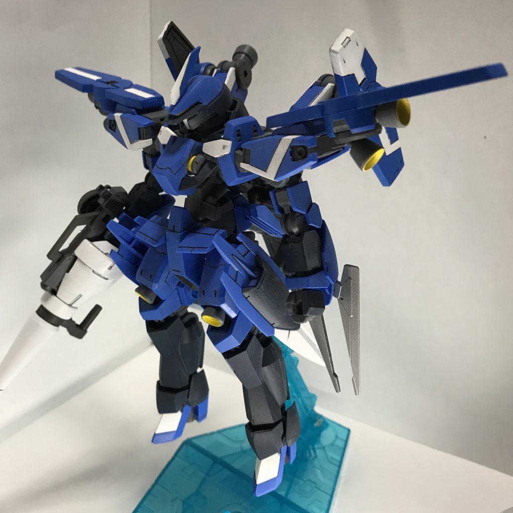 全体像その1
シュヴァルベグレイズと量産グレイズ及び壽屋のバーニアパーツで製作しています。
肩とバックパックに付けているグレイズのブースターもくりくり動くので機動性の確保はバッチりです。