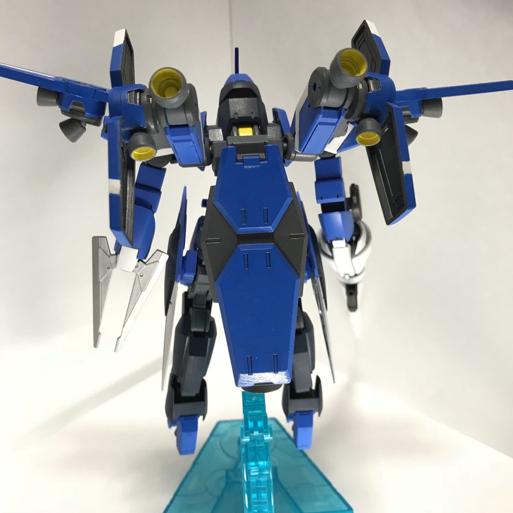 全体像その2 背部
グレイズの盾を背中に背負ってます。
ここからは見えないのですが盾にも大きいバーニアを取り付けていて、盾ごと角度が調節出来るようになっています。