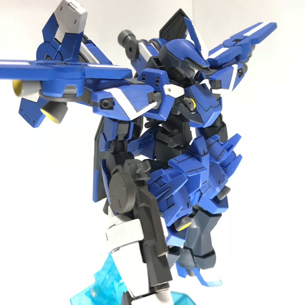 反対側の側面から。
平面の部分はうるさくない程度に筋彫りをしています。
ランスも高速モードに取り付ける為に少しライフル取り付け穴を広げています。