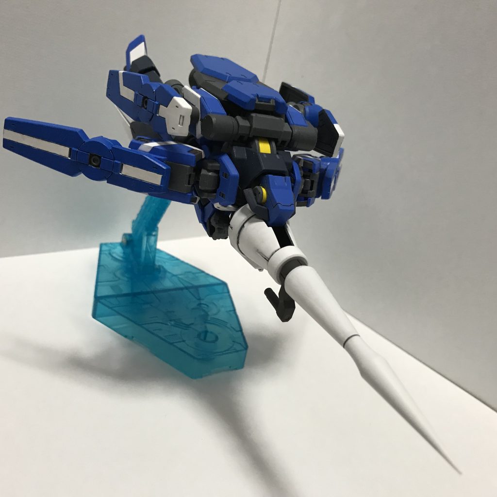 お待ちかねの高速移動モード!
なんか虫っぽい感じになってますがコジンマリした方が動きやすいんです。
頭を取り外して胸の先端をアタッチメントを利用して首に付けて、
さらに別のアタッチメントを使ってランスを胸に取り付けてます。