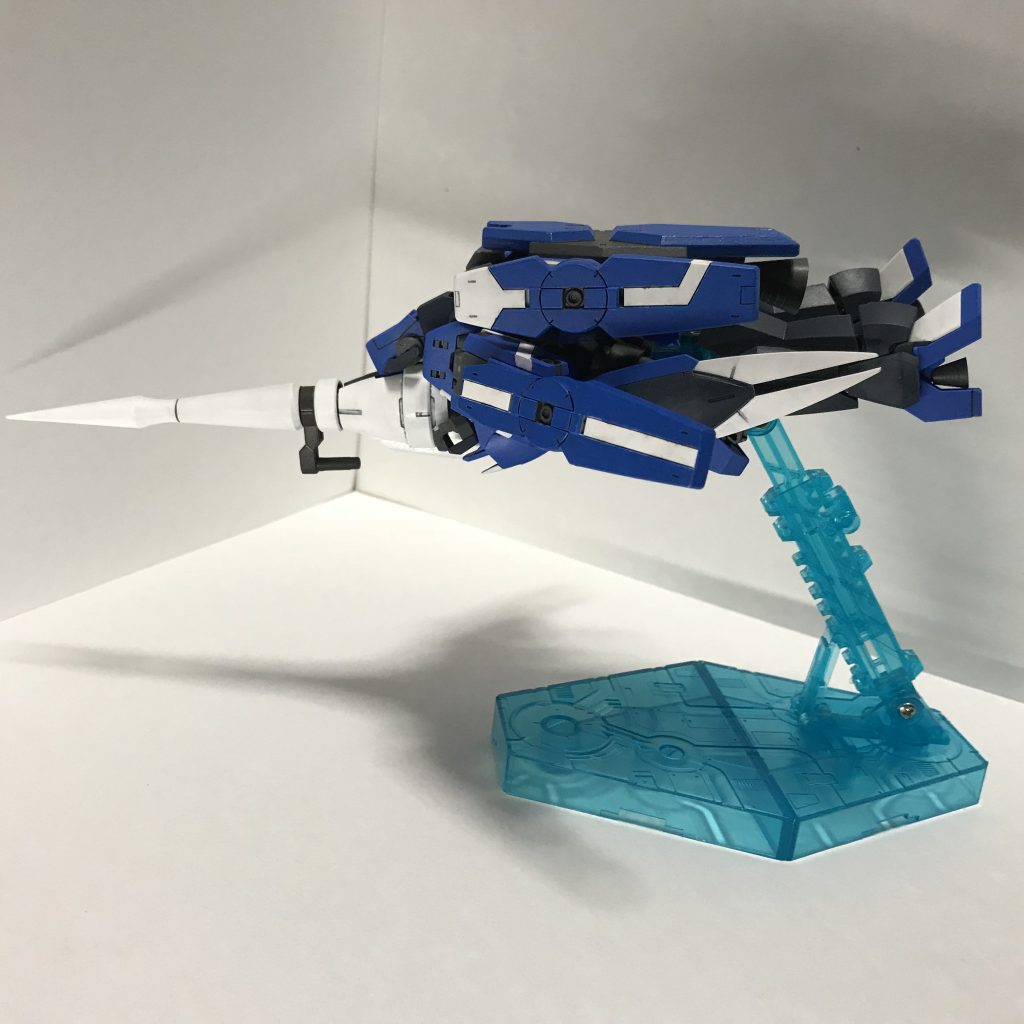 高速移動モードを横から。
カラダの大事部分は各ブースターに守られていて機能的なんです。
膝にヨー軸の関節を追加したので膝から下がグリッと後ろに向いてこの形になっています。