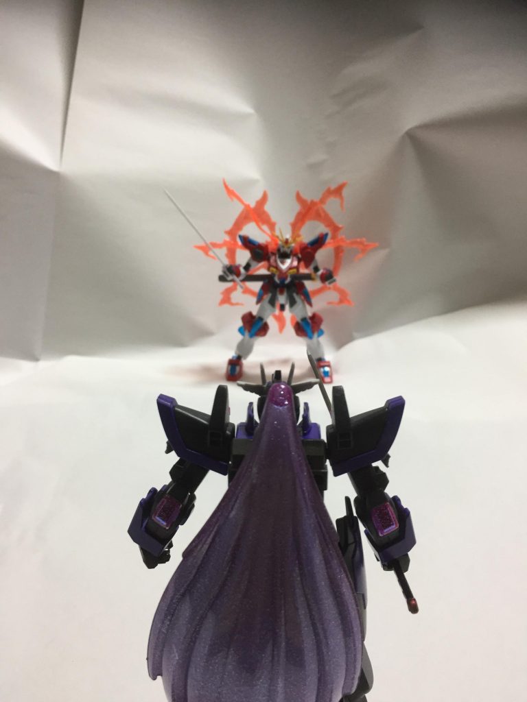 さあ、ディナイアルガンダムにも何か調整をくわえようとするも、ろくに思いつきません。
言われてみれば、ディナイアルガンダムは自身が作ったものではありません。フルスクラッチ品を自分好みに再調整するとか言う素人が裸足で逃げ出すようなことができるけど、「自身で新しく」というのは作ったことはありません。初っ端からでっかい壁に阻まれたジュン兄は途方に暮れてしまいます。
メンタルが弱いとか、豆腐とか思った方、その厳しい目を自分の人生に向ける勇気ありますか?わたしはありません。
とりあえず、やってみたものの満足行く動きはできないし、可動範囲狭いし、ポロリはひでえし、一回試しで動かしてみたら空飛べねえし、バーニア増設してむりくりジャンプしたらバックパックが空中分解するし、次元覇王流!!!とかやったら首が飛んでいきました。
こりゃあひでえ!!!