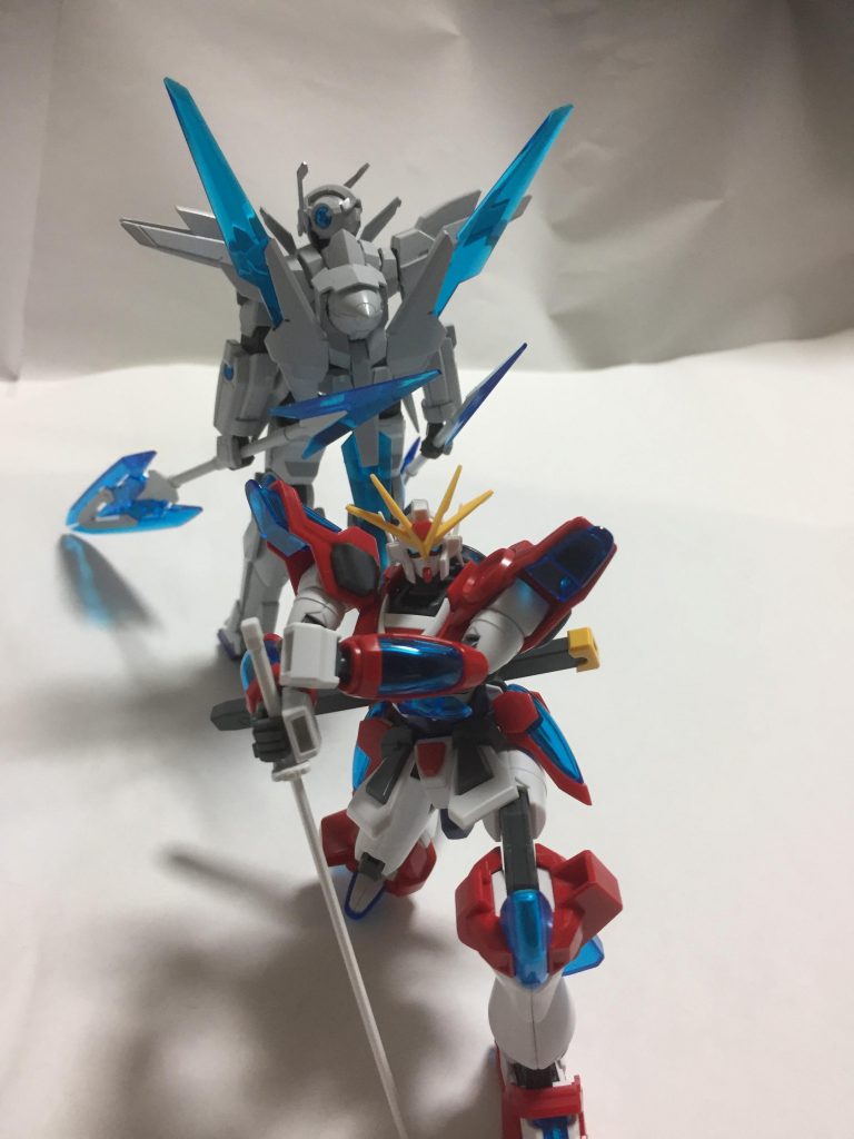 いつかは自分で自身が使うガンプラを作ることが出来るかもしれない。でも、それは今は無理だ。
ジュン兄が見つけた自分の「限り」です。
ディナイアルガンダムが自身に合わせたものであっても、本来の能力を引き出せていたのか?
その答えをみつけるべく、ジュン兄はチームメイトにらしくもなく協力を仰ぎます。ついでにスガにも連絡を取りました。スガは面食らってましたが、わざわざジュン兄の学校まで遠出してくれました。あの運転技術で到着したのは奇跡でしょう。
ジュン兄の一人の力ではディナイアルガンダムの力を引き出すのに「限界」があったのです。