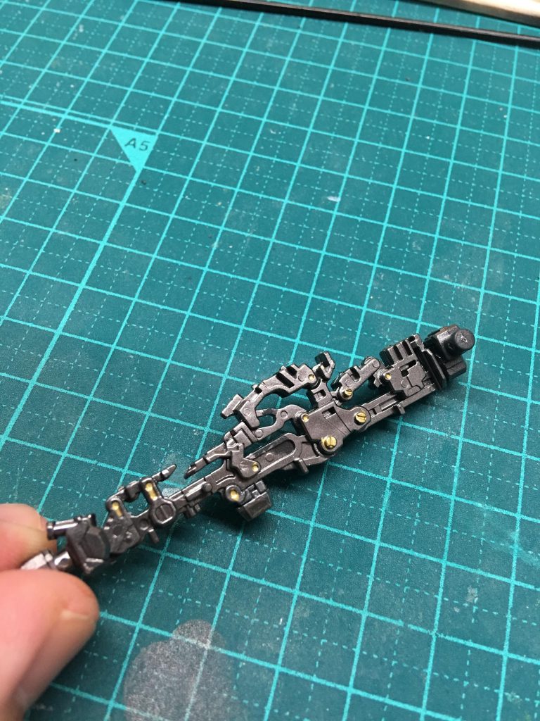 アドヴァンスドMSジョイントの塗装を行いました。
今回、所々にガンダムマーカーを使用してますが、写真の金の部分がそれです。