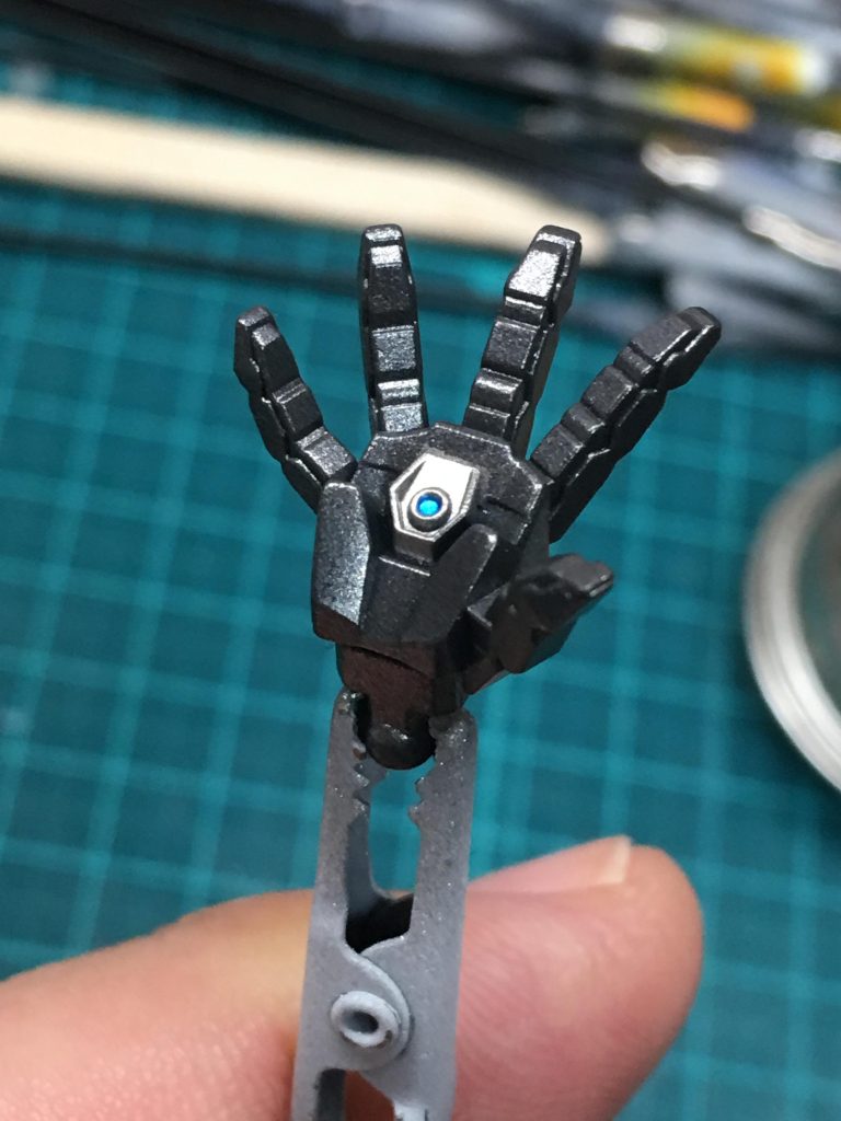 手ですね。何か出るやつ。
スターブライトアイアンで塗装後マスキングして、ご覧の部分をメッキシルバーNEXTで塗装。
中心の青い所はガンダムマーカーを筆塗りです。