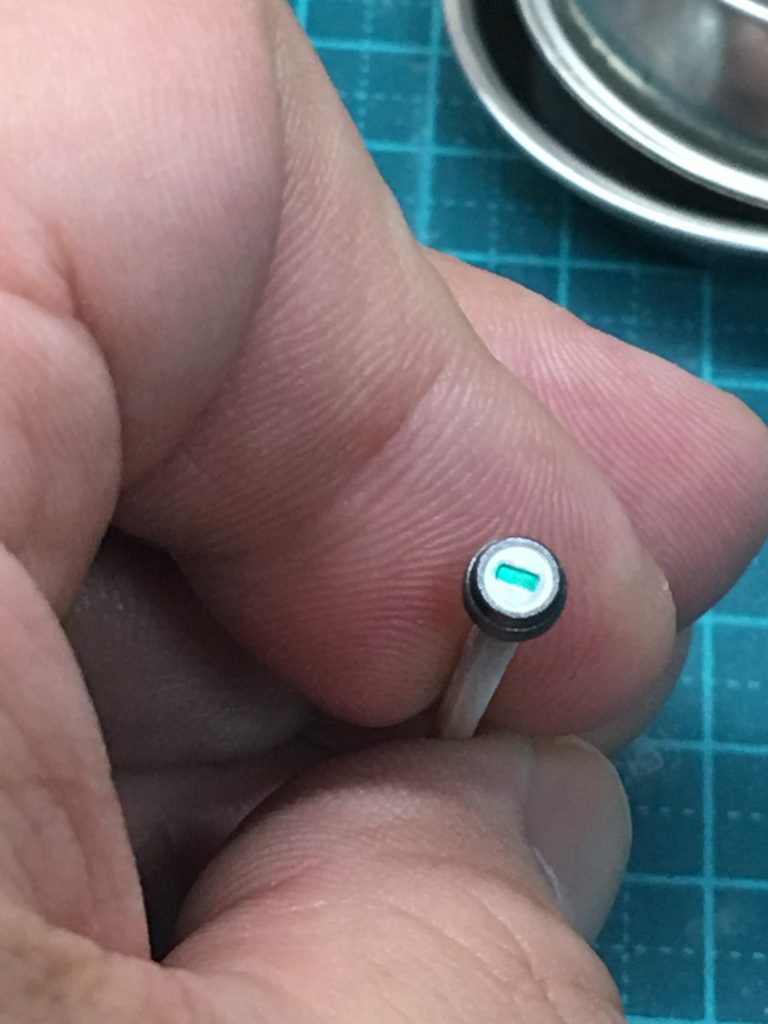 ビームライフルの照準。
本来はデカール張るんですが、これも塗装しました。
ホワイトを塗装し、中心のメタリックグリーンはこれまたガンダムマーカーを筆塗りです。
メタリック系のガンダムマーカーは思いのほか発色が良く、今後も使って行きたいですね。
ただ話によるとガンダムマーカーはくすみやすいらしいので、しばらくはどうなるのか見て確認することに。