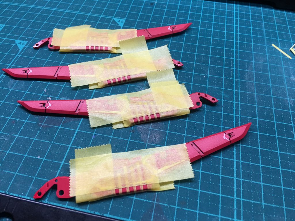 本来箔付デカールで補うこの部分も、タミヤエナメル塗料のチタンシルバーで塗装しました。
マスキングで一番神経を使ったのもこの部分で、万が一はみ出した場合に下の塗膜を気にせずふき取れる事からエナメル塗料を選択しました。(それ以外にも金属色の発色が明らかにエナメルのほうが良いってのもある)