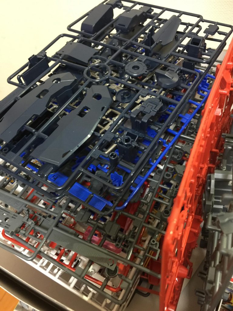驚異のパーツ量。塗装時はエアブラシを吹いても吹いても塗装が終わらず、
指にエアブラシタコができそうになりました。