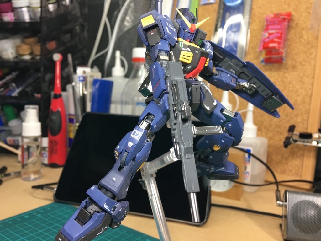 これを合わせてまだ計３つしか製作してないんですが、最初期の物ということもあっていろいろと粗が目立つ作品ですねぇ。
つや消しの吹き方下手だなぁ、とか、もっと塗装しとけばよかったと思う場所とか・・・。

やはり全塗装との差は如何ともしがたいものがありますね。