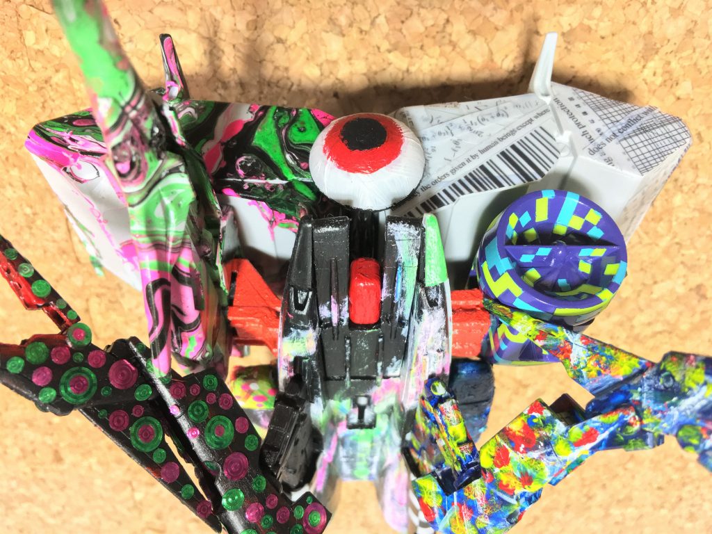 この「一つ目」は、無機質な機械または兵器というキャンバスに対し、決定的に生命感を与える装置として機能する。