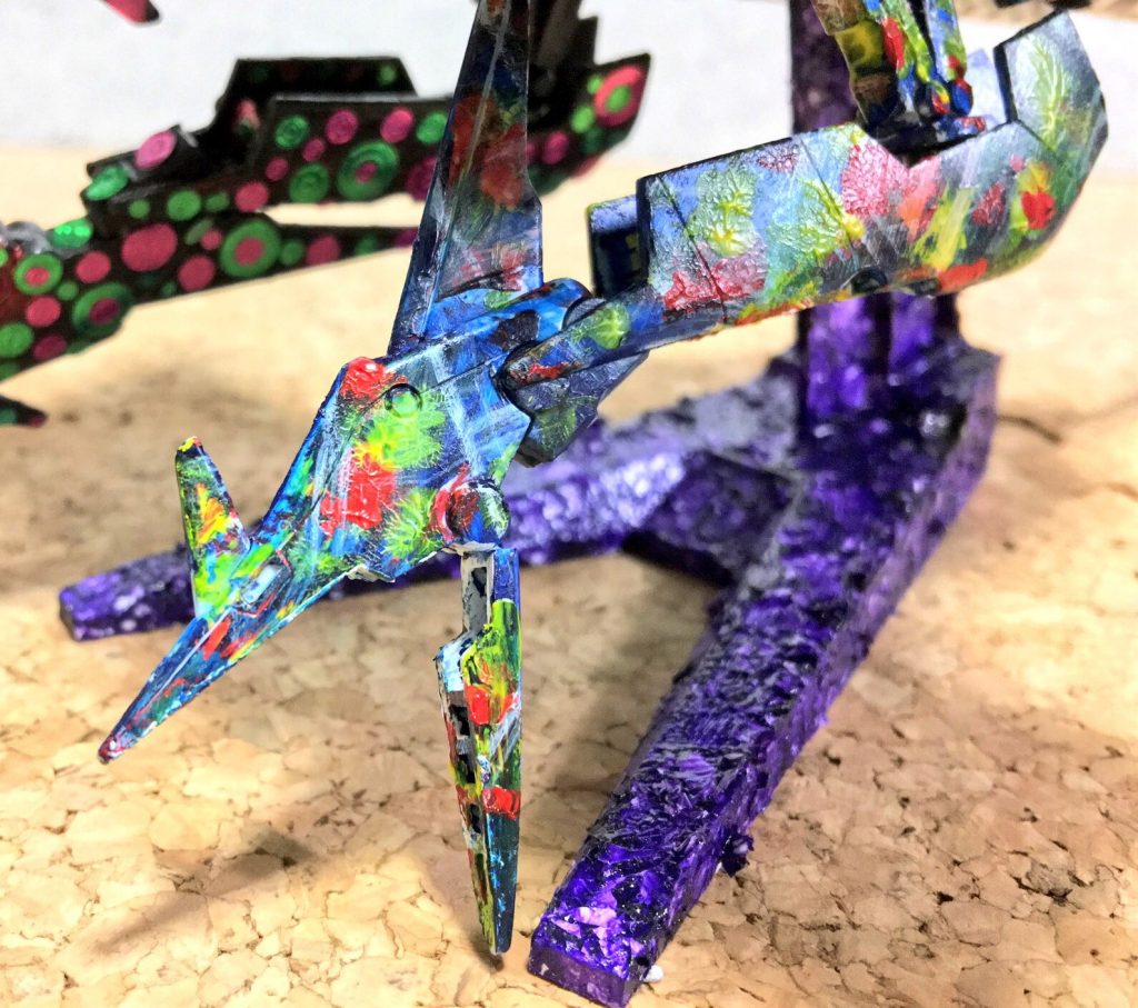 青、赤、黄色、白はガンダムなど、ヒーローロボットの定番。しかし、ここでその色が乗るのは上空から襲い掛かる獰猛な捕食者の姿である。
ヒロイックな色と恐怖の形状。異質なものの混じり合いがこの作品の根幹であることを如実に現す。