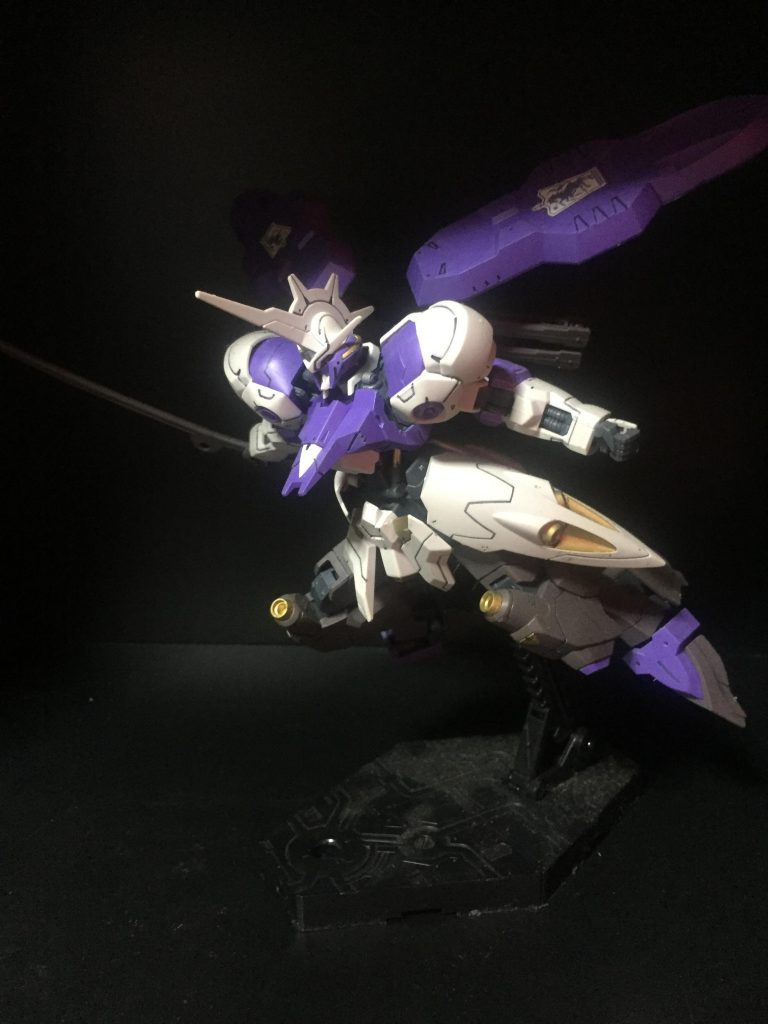 元のキットが優秀過ぎて自分の様なド下手でもカッコよく見えてしまう不思議。
オルフェンズのガエリオ搭乗機はどれも傑作だった様に感じました。