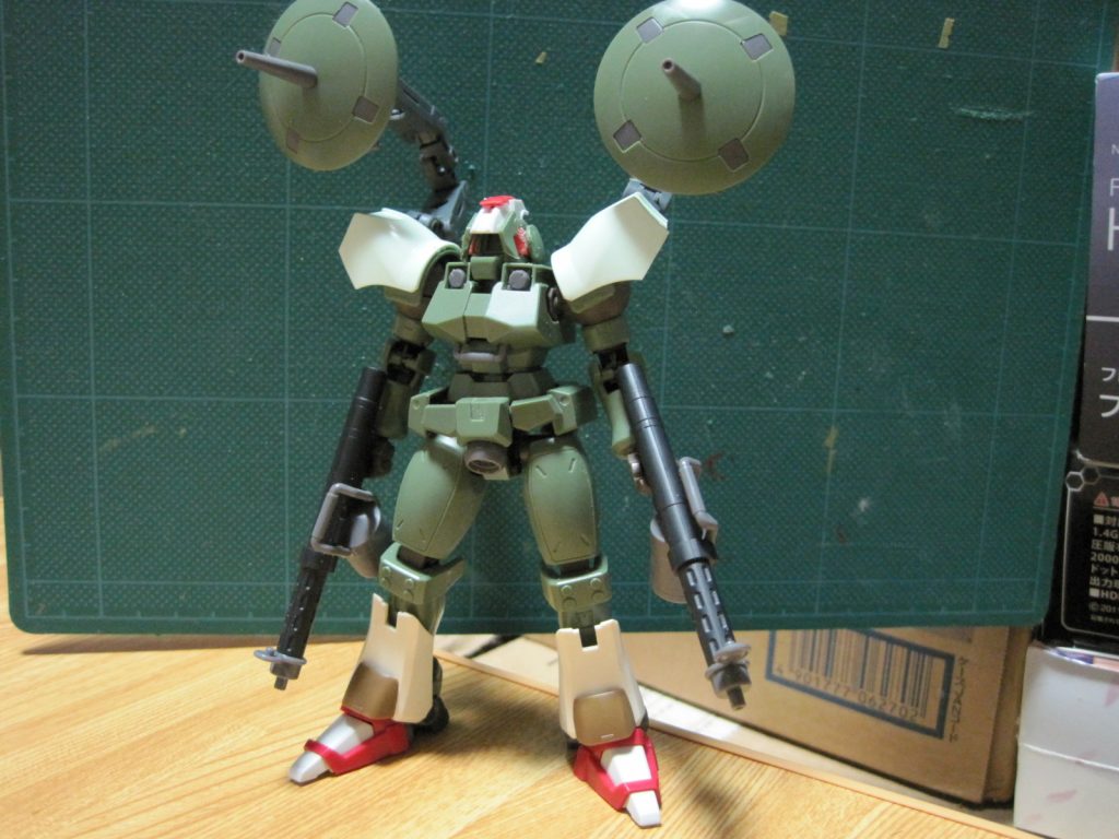 肩はモビルジンの羽を加工したモノ、足のスネはＭＧガンダム四号機のスネとガブスレイを使い、足はＳＤ司馬懿サザビーの足を加工して付けたものです