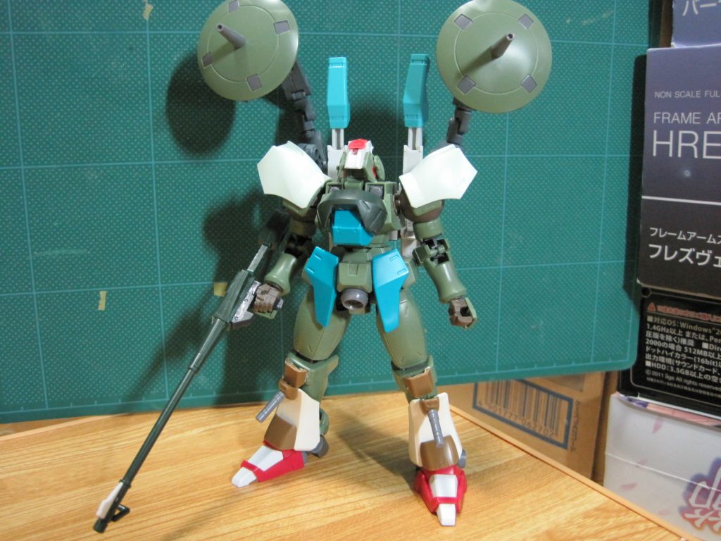 胸はジャナハムの腰とグレイズリッターの肩を加工したモノ、シールドから出てる砲身はガブスレイの肩から拝借しました