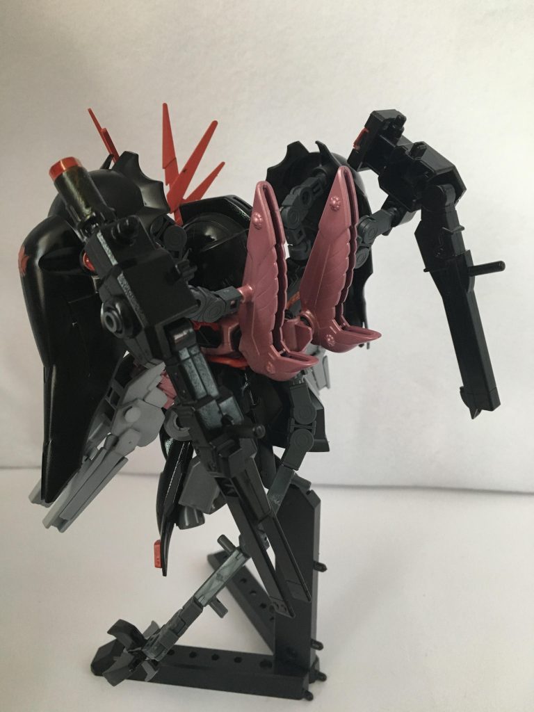 アーマーコマンダー
コスモザタリオンの基地を単身で襲撃、壊滅させて回っている謎の存在。基地のレーダー網に探知されず突然基地内に現れる事から「ゴースト」と呼ばれている。襲撃の目的と彼の正体とは…
という感じでGアームズのキャラとして作成しました。
武器は両手のハンドカノン(バンシィのアームドアーマーBS)とGアームズの世界観に合わせて背中のスタビライザーはウェポンラックにしました。(武者飛駆鳥の鋼鉄迦楼羅)ミサイルランチャーとリボルビングランチャーを装備しています。
テールバインダーもボールデン接続にしているのでグニャグニャ動かせます。