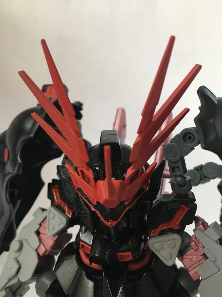 頭部アンテナはブラックサレナのエンブレムを立体化するイメージで作成しました。