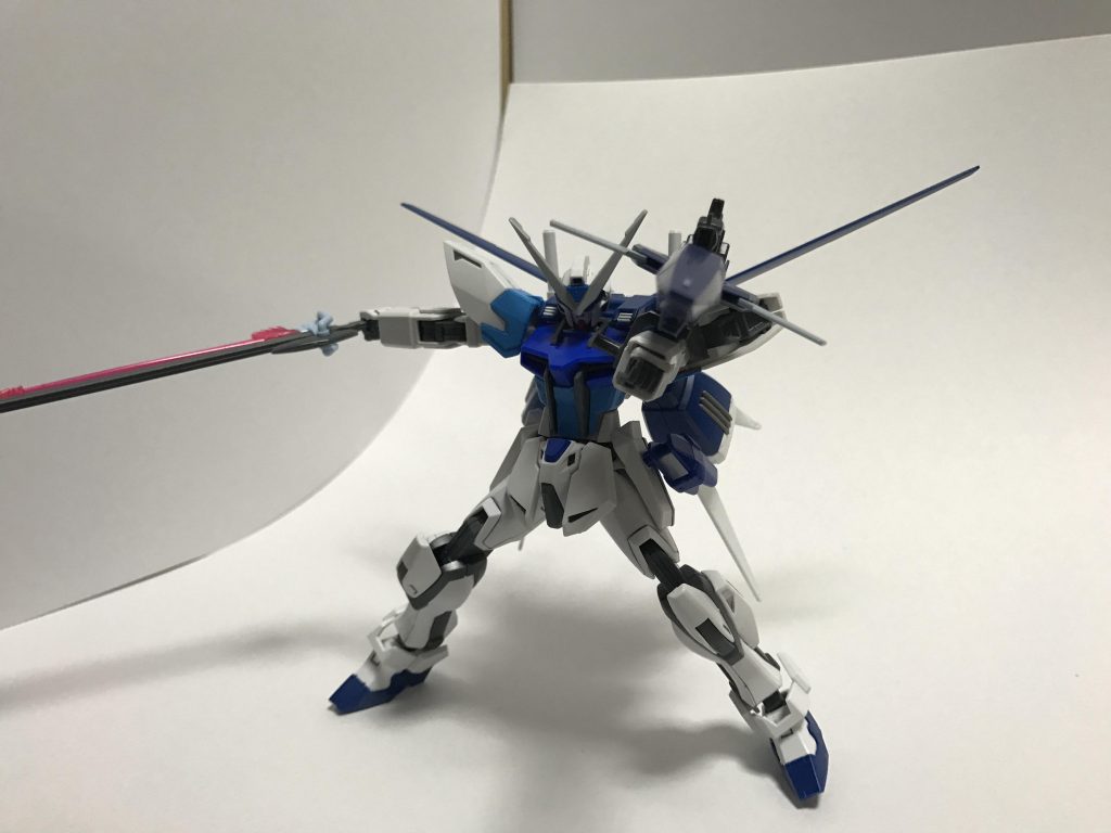 【シールドウェポン】
ライトニングバックウェポンシステムのシールドを改造。
シールド表面にデュエルのレーンガンを取り付けている為、シールドとしての性能はない。
武装としてはレールガンとシールド先端のビームガン。
また、近距離戦では先端でぶん殴ることぐらいは可能。