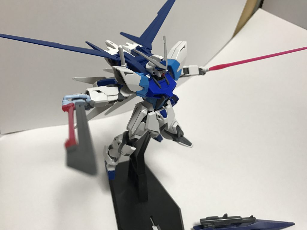 【ビームサーベルと対艦刀の二刀流】
空中からの奇襲をイメージ。
パイロットは近接戦を得意としている為、重斬刀の装備をメインに戦闘を仕掛ける。