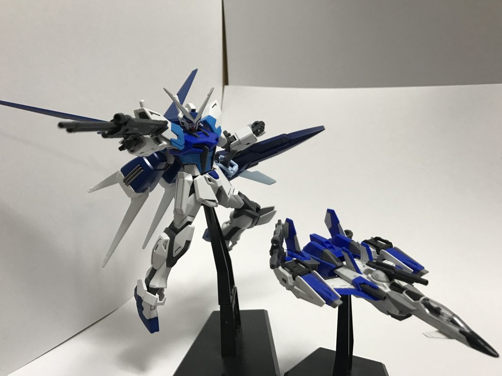 【支援機「スカイグラスパー改」とのツーショット】
スカイグラスパー改はウェポンハンドシステムを起用しており、MSの武器を換装できる上に武装としても運用できるようになっている。