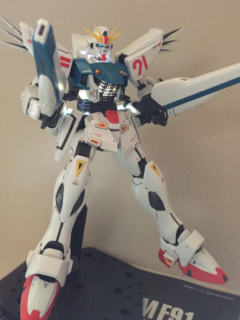 一番きつかった点は完成後のポージング。
ヴェスバーのグリップを握らせるとヴェスバーと腕部装甲が干渉しまくって直ぐにハンドパーツがポロリしてしまう点。

後は、LEDを点灯すると脇腹、首回りから光が透けまくる事ですかね。

点灯込みでこれから作ろうと思う人達は、装甲裏を塗って透け対策するといいかもです