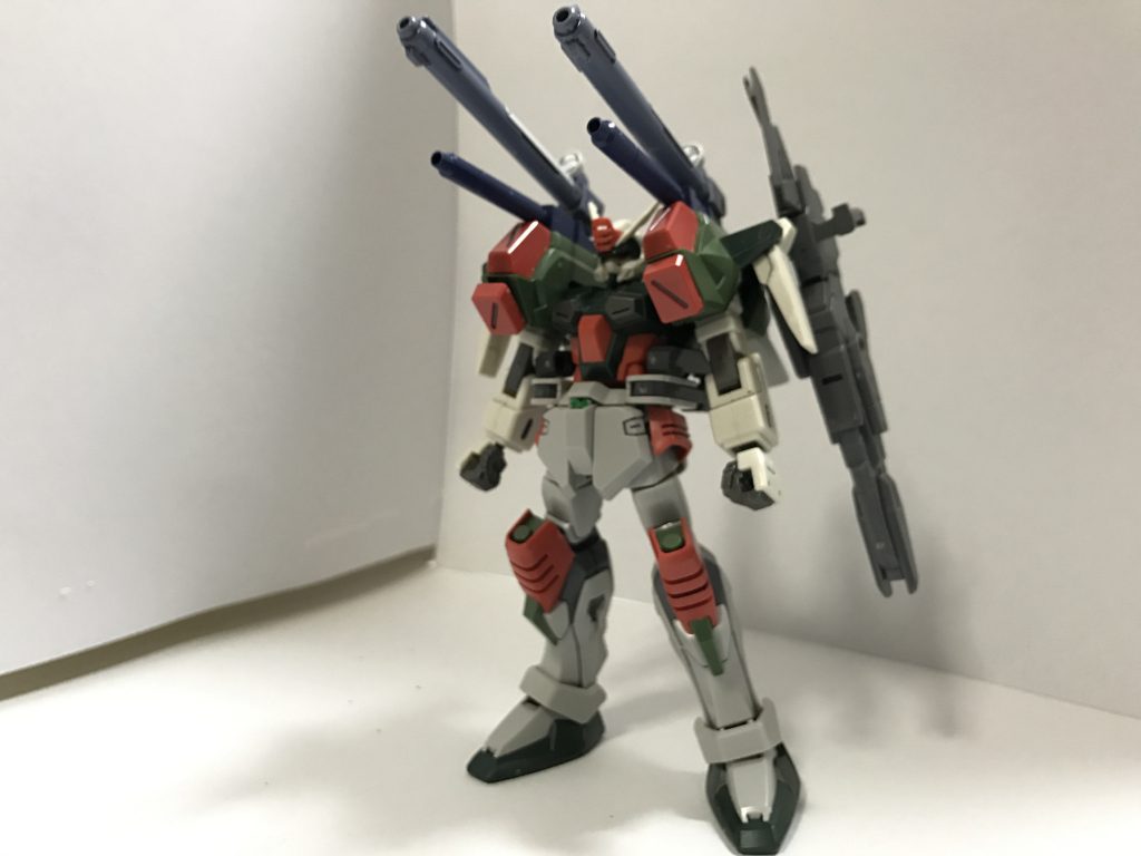 【機体素立ち】
ヴェルデバスターとバスターをベースにビーム兵器の削減、支援機としての立ち回りを考慮したコンセプトで機体が設計されている。