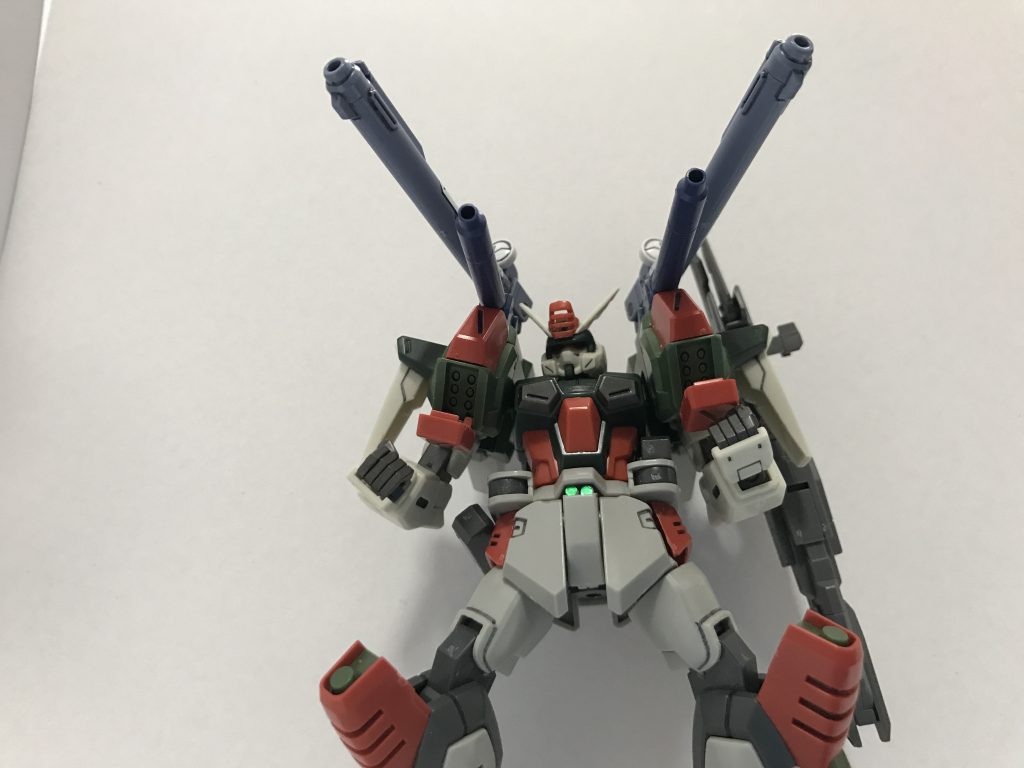 【実弾砲&115mレール砲 各✖️2】
肩のミサイルランチャーと合わせて牽制などに使用される。