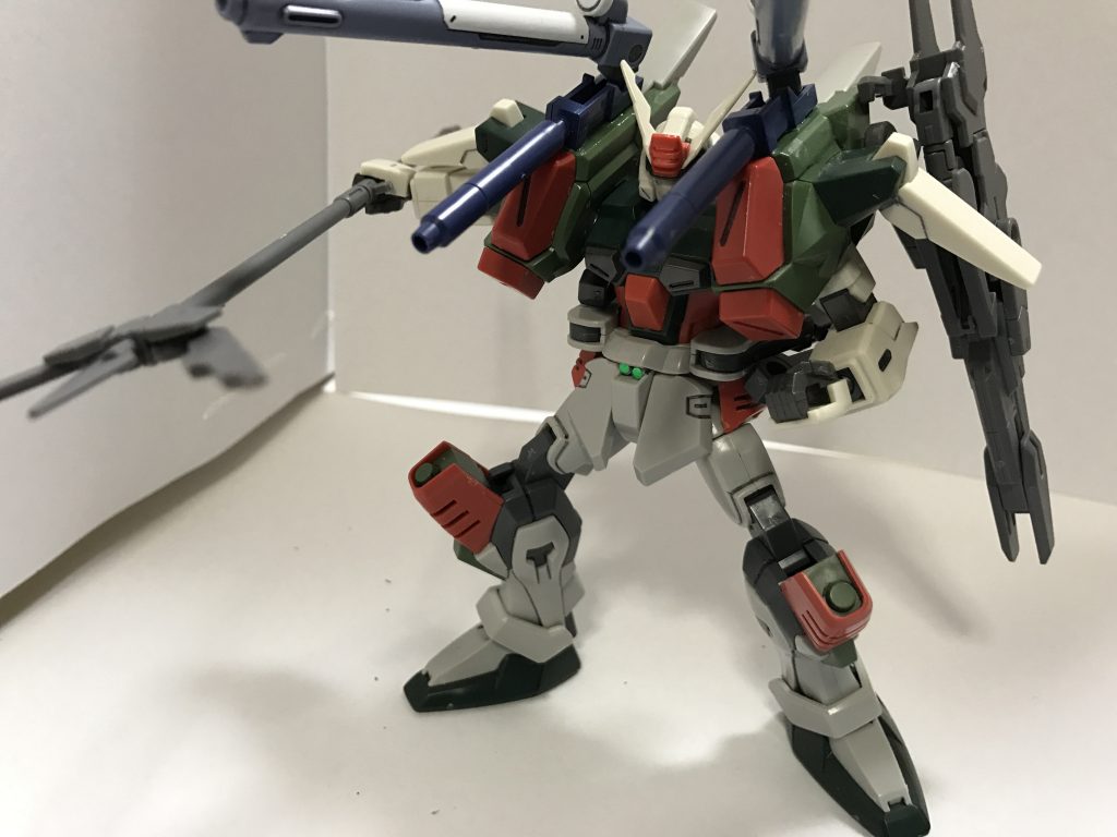 【実刃槍「トリシューラ」】
機体運用故のエネルギー不足とバスターの近接武器としてグングニルに内蔵された実刃槍。フェイズシフトなどの装甲には効果はないが、投擲し敵に牽制することも可能。