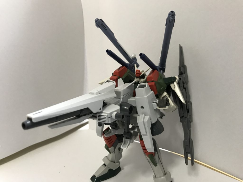 【トールキャノン装備】
トールキャノンの威力は艦隊の主砲と同等になっており、小回りの効くMSが使用することを目的としている為別のMSが使用することも可能となっている。