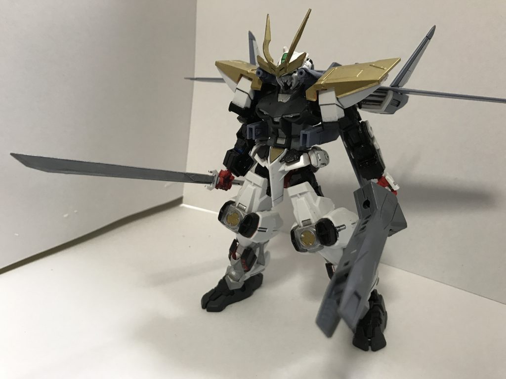 【機体素立ち】
アストレイをベースに剣豪をイメージした機体に仕上げている。